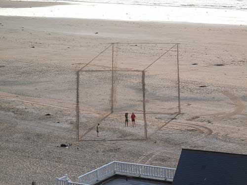 Collectif anonyme, Cube, 2010, anamorphosis on the Trouville (France) beach